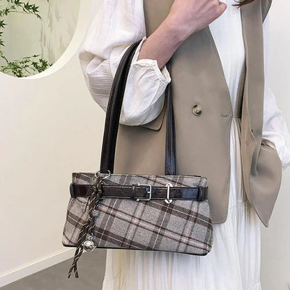 Fashion Karierte Umhängetasche mit Anhänger für Damen Retro Kleine Tragetasche Vielseitige und lässige Handtasche für Pendler