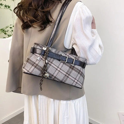 Fashion Karierte Umhängetasche mit Anhänger für Damen Retro Kleine Tragetasche Vielseitige und lässige Handtasche für Pendler